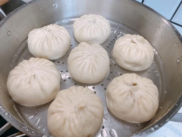 应季的冬笋馅包子，冬笋处理是重点，这样做的包子皮薄馅多还爆汁