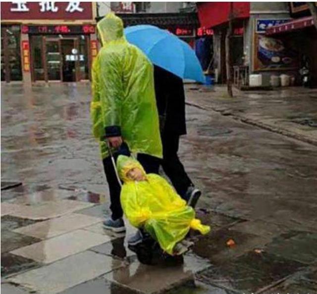 超级宝妈@“佛系爸爸”走红，放任俩熊孩子撒一地奶粉，爸爸淡定在一旁打盹