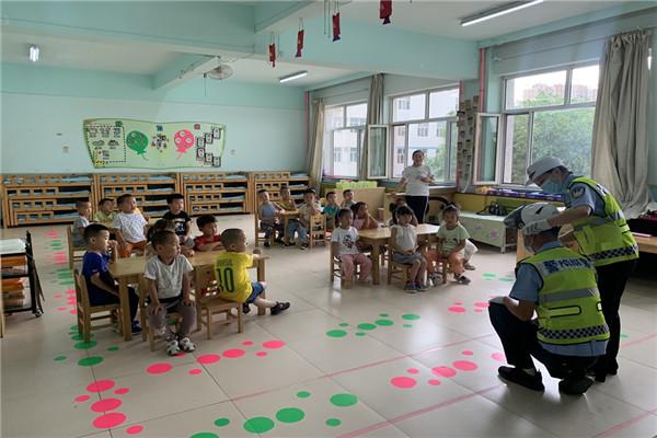 阳阳的家|杭锦后旗交管大队民警走进辖区奋斗中学幼儿园—“一盔一带”伴我“童”行