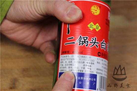 ?买白酒，如何辨别勾兑酒还是粮食酒？看一眼“这2行字”就区分