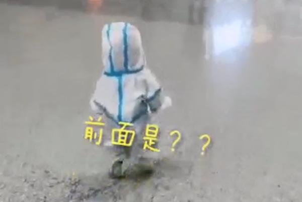 超级宝妈▲宝宝不戴口罩妈妈出奇招 一岁萌娃穿防疫服惹围观