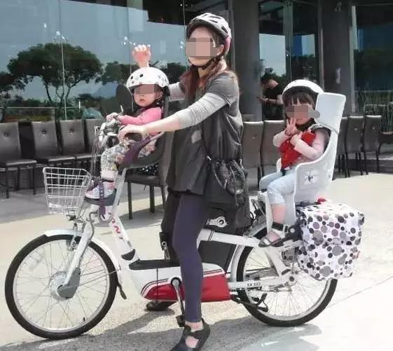 超级宝妈|孩子不慎将脚夹在了车轮里,消防3分钟解救!