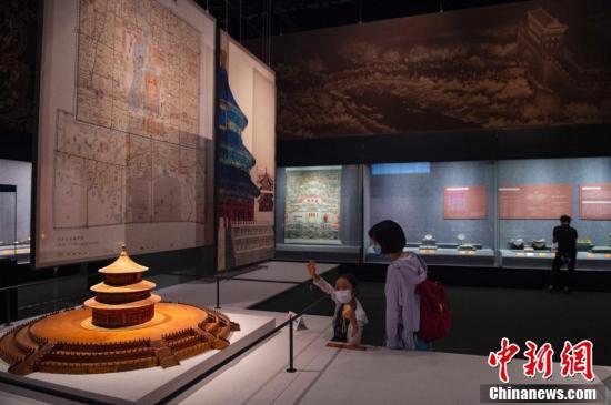 观众在北京首都博物馆参观《1420:从南京到北京》中的"白象琉璃砖"