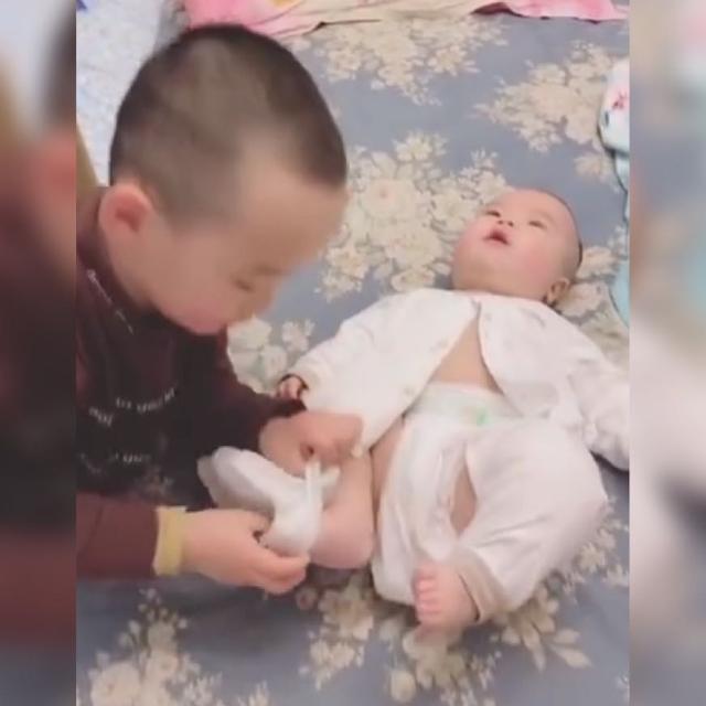 #你的育儿经#大宝给二宝耐心换衣服，接下来的一个举动暖化人心：满脸都是宠溺