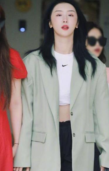 故事没我|THE9成团出道，机场私服穿搭各展风采，日常又有时尚感