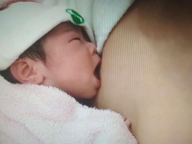 【超级宝妈】刚出生的宝宝趴在爸爸怀里找奶吃，宝宝：为啥怎么吃也吃不饱呢