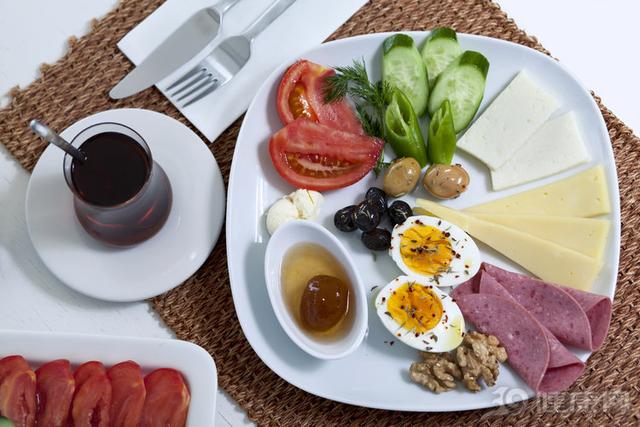 糖尿病患者|一份糖友早餐指南：糖尿病人这么吃早餐，血糖才能稳一天