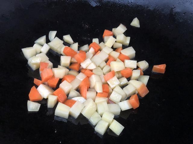 天冷米饭这样吃太香了，食材丰富，汤汁浓郁，越吃越过瘾，特解馋