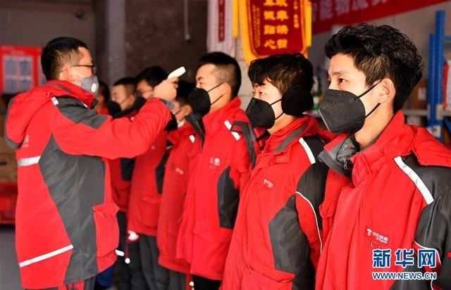 新华网客户端■快递小哥，疫路“逆行者”