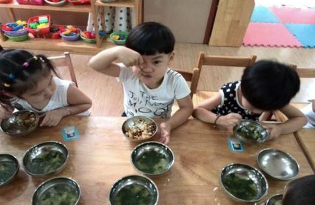 孩子在幼儿园饭量增大，看到老师拍的午餐照后，妈妈备受打击