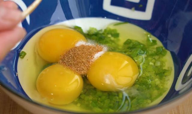 冬天发面饼这样做，手不沾面不揉面，松软又好吃，凉了也不硬