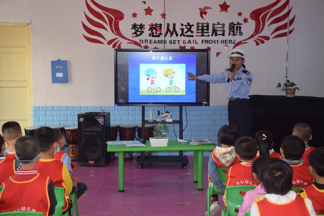 安全港|靖远交警为幼儿讲解交通安全