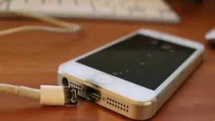 「光明网」女星接听电话时突然身亡！有件事千万别做了