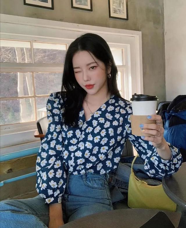 普拉达女王今夏流行的“小雏菊风”,时髦吸睛,好看显气质