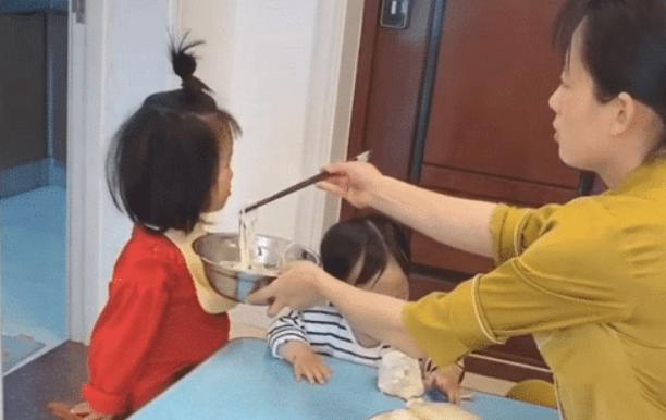 【超级宝妈】“好汉不吃眼前亏”?宝妈一招杀鸡给猴看,俩宝被吓得唯命是从