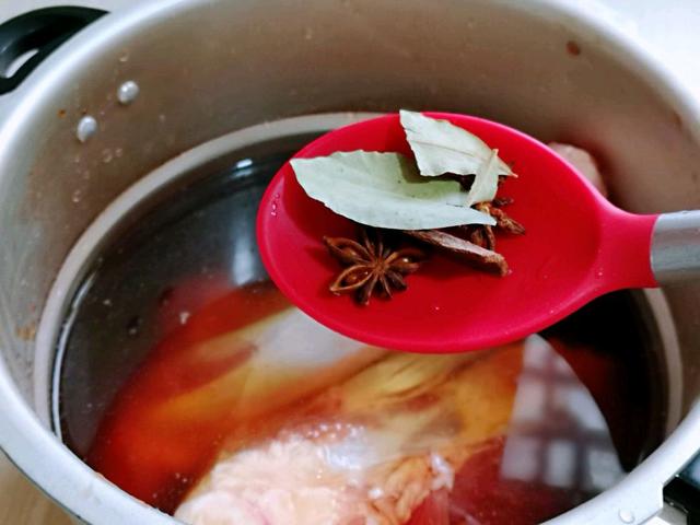 冬日小确幸美食，在家烤羊腿，外焦里嫩口感好，还能滋补身体