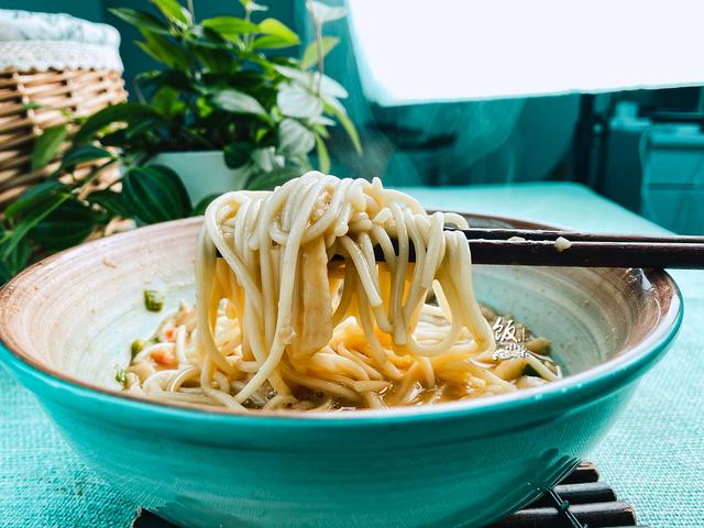 10块钱成本，做1碗诱人的“蟹黄面”，学会这做法，能以假乱真