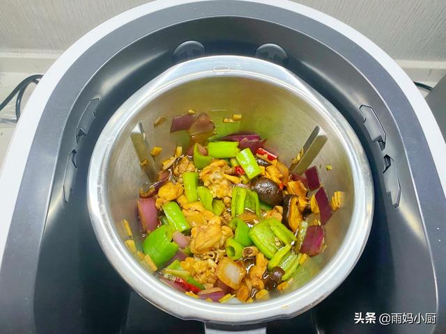 黄焖鸡正宗家常的做法，鸡肉鲜嫩又入味，配米饭汤汁不剩