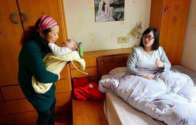 【超级宝妈】女子月子里不堪丈夫冷漠对待，跳河轻生，丈夫发现后，跪地道歉