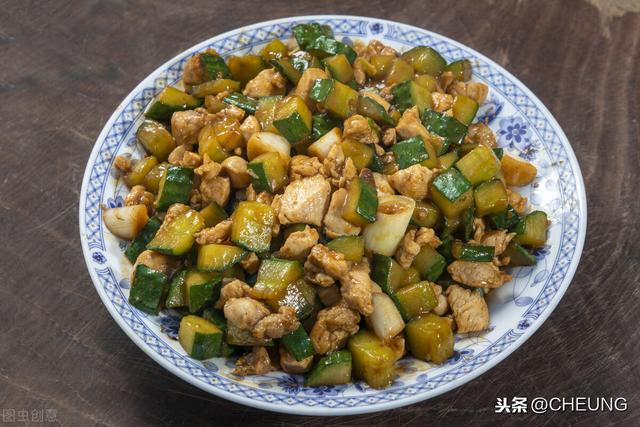 酱爆鸡丁，香甜入味口感软嫩，超简单的，下饭神奇的家常菜