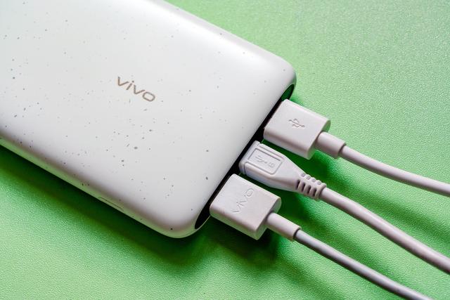 vivo 18W 双向快充移动电源评测：出差旅游必备装备