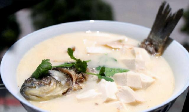 不管炖什么鱼汤，牢记这4点，保证炖出来的汤奶白鲜美无腥味