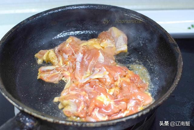 蟹姐用2个鸡腿做盘菜，上桌就被小朋友点赞，连呼好吃