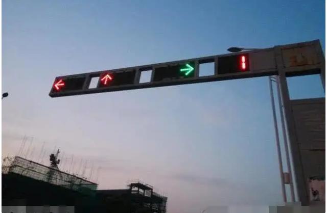 国外新型红绿灯火了，国人很羡慕，有了它谁还闯红灯？