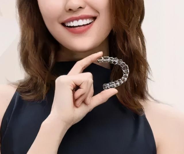 戴上这个神奇牙套，舌头就能当鼠标