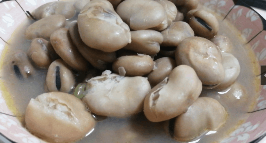 芹菜叶千万别再扔了，搭配2块钱食材，就能做出美味小凉菜