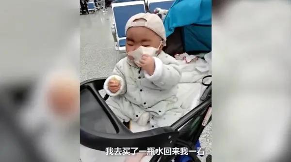 新民晚报：一岁半萌娃“教科书式”吃饼干，咬一口马上戴好口罩！原因让人心疼