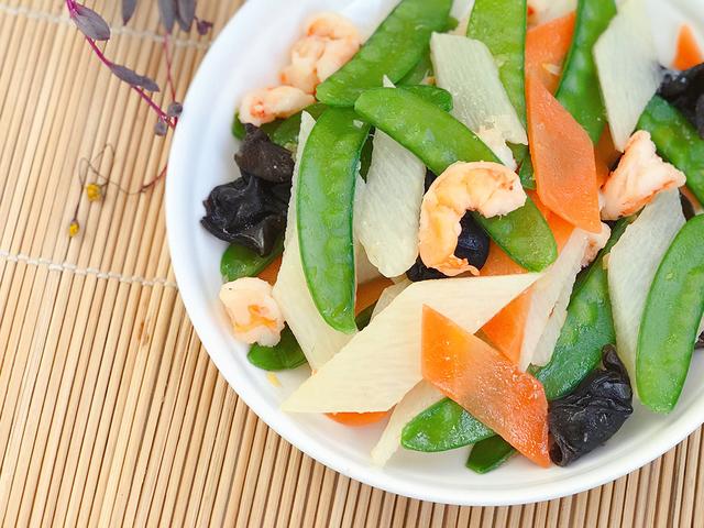 健康小炒：虾仁炒三色，配色好看营养丰富，对身体非常好