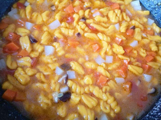 小面卷烩麻食，温暖精巧，配菜包罗万象，营养丰富