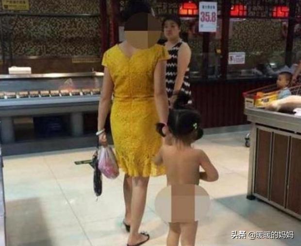 你的育儿经■女孩“一丝不挂”逛超市，路人劝阻反遭妈妈怒怼，网友：太荒唐了