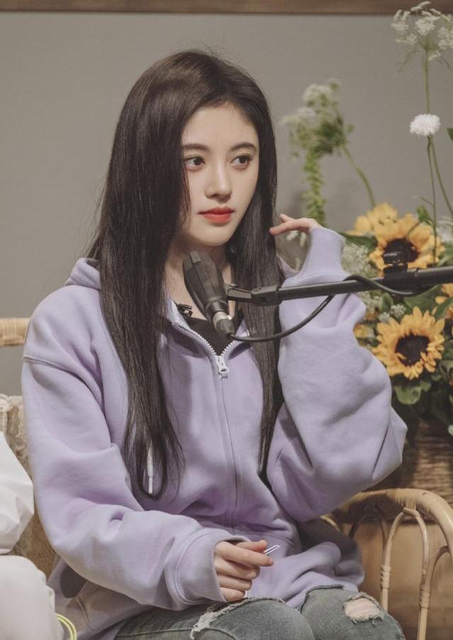 「时尚迪科」爱上香芋紫，鞠婧祎把卫衣衬衫穿出仙气！吴昕失手衣品不如沈梦辰