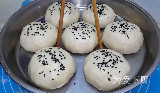 在家面粉别炸油条了，开水一烫，比蛋糕烧饼还香，真的非常美味