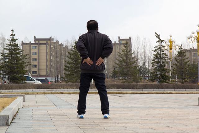 医生：57岁老人骨密度-3.4，跟日常这3种行为脱不了干系