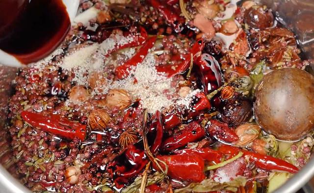 麻辣脆皮猪蹄，先卤后炸，外酥里嫩，学会的都可以摆摊创业了