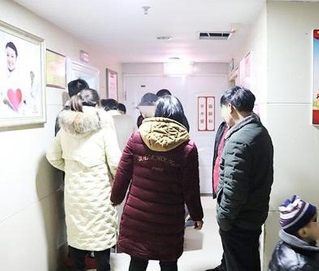 『超级宝妈』产妇生孩子，女儿一人在门口等待，孩子说的话，护士哽咽了