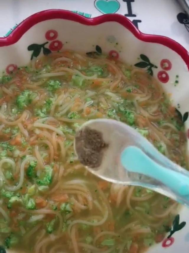欢喜同堂|宝宝辅食蔬菜面，简单又营养，味道鲜美吃不够，适合8个月以上