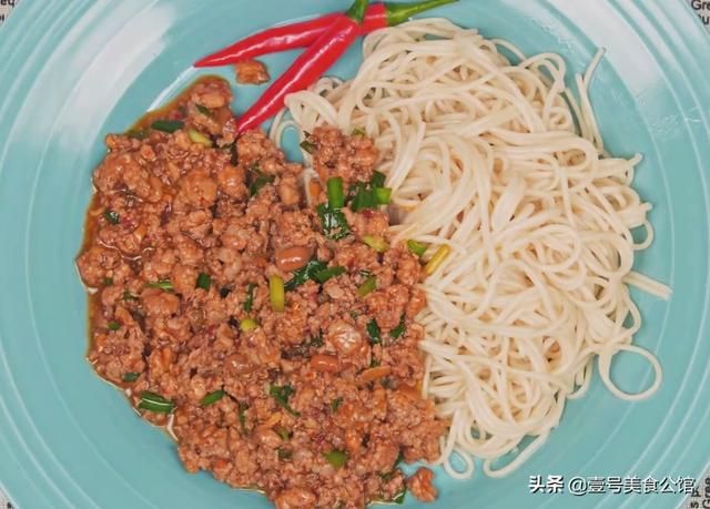 居家分享葱香肉酱面的好吃做法，鲜香味美又营养，解馋的主食