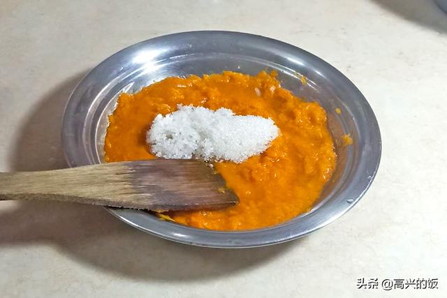 烙南瓜饼，用面粉还是糯米粉？其实都不对，用这个方法，凉了不硬