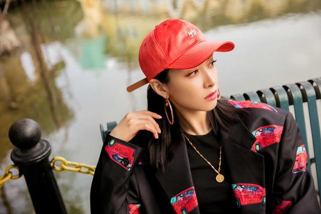 时尚探究社33岁的导师宋茜，一身炫酷西装帅气亮相，轻熟风造型展现气场魅力