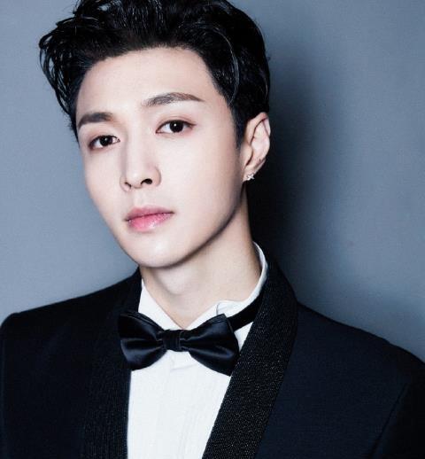 形同陌路|根正苗红的张艺兴拥有完美的肌肉线条，背后是谁的功劳呢？