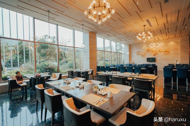 趣旅游▲厦门这家酒店的自助餐厉害了,海鲜畅吃,还会派送龙虾和佛跳墙