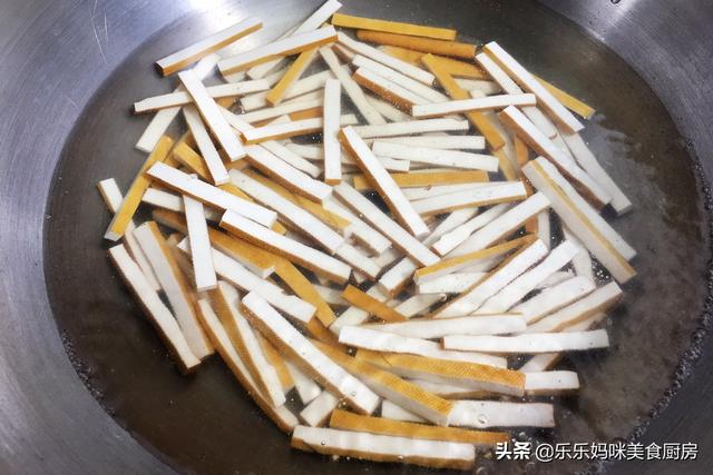 炒豆干时，记住别直接下锅炒，多加1步，好吃没怪味，真香