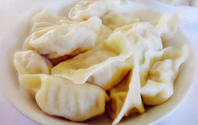 冬天吃酸菜馅饺子，学会正确的调馅方法，饺子味香纯正，特别好吃