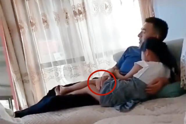 「你的育儿经」火车上,父女的“越界行为”引人侧目,网友:出格父爱,害人不浅