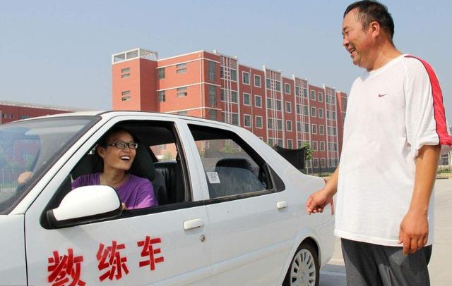 没考驾照的有福了，驾照新规正式实施，学员排队报名