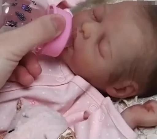 【超级宝妈】世界上首个“拇指婴儿”,身形还没有小拇指长,衣服都是特别定制